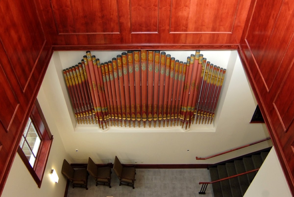 Entrance, wood paneling and organ pipes